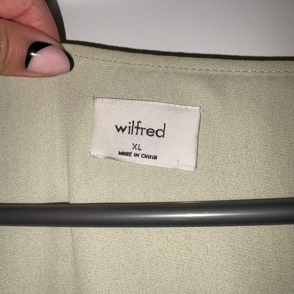 Flowy aritzia dress - Picture 3 of 4